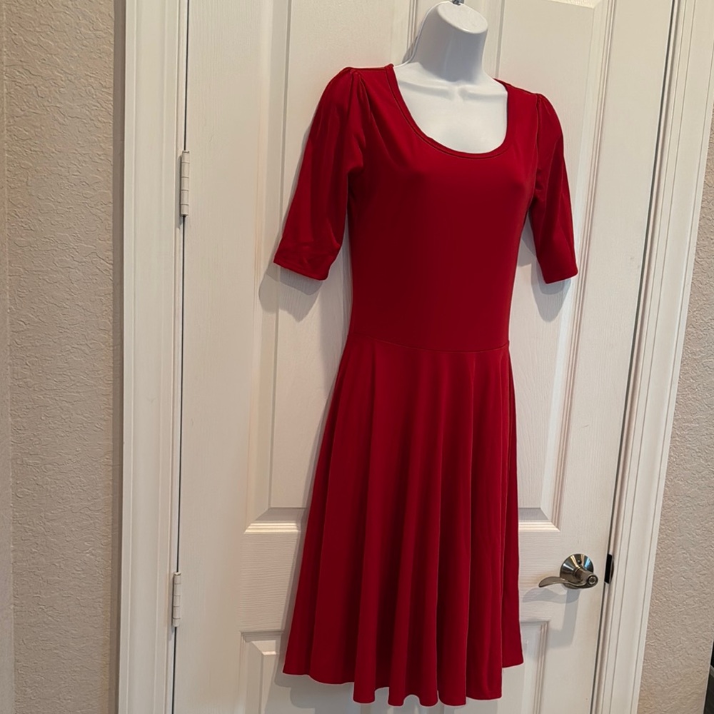 Elegant Red Dress - Picture 3 of 9